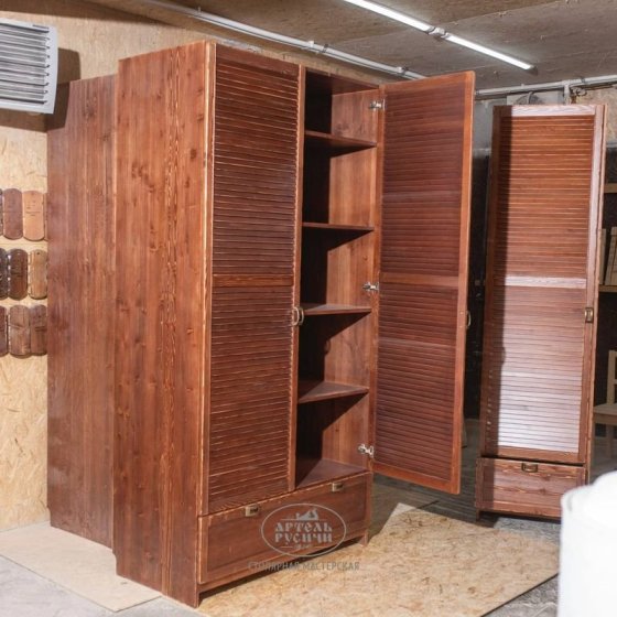 Деревянный платяной шкаф из массива сосны «Псковский»