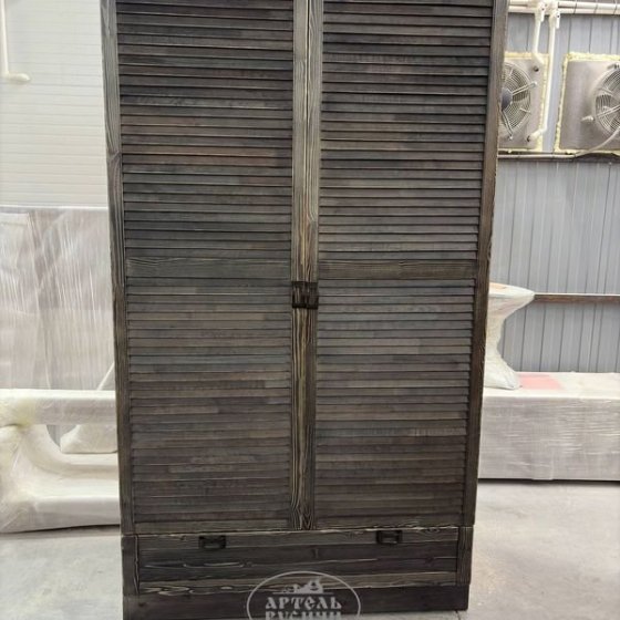 Деревянный платяной шкаф из массива сосны «Loft»