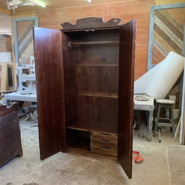 Деревянный шкаф под старину из массива «Смоленский»