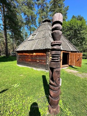 Резной столб из дерева