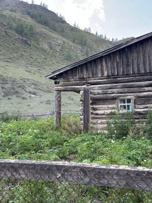 Обычный жилой дом в глубинке Горного Алтая