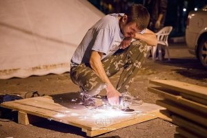 Иван Мордовин за работой во время строительства "Деревни ремёсел" на международном фестивале WOMAD