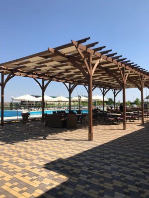 Теневой навес – пергола для летней площадки ресторана гостиничного комплекса «Золотые Пески»