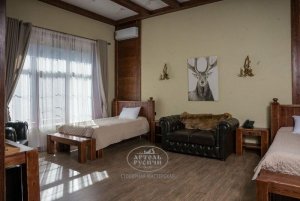 Отель Deer Farm, двухкомнатный семейный номер. Кровати, тумбочки, банкетки, стеновые панели и балки работа наших мастеров