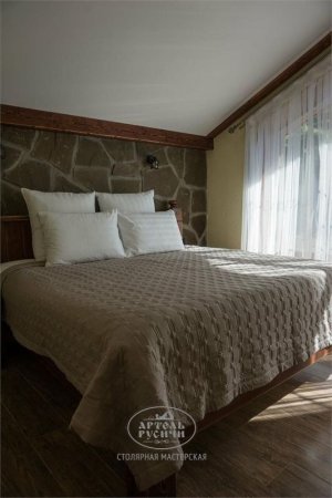 Отель Deer Farm, двухкомнатный семейный номер. Кровать из массива северной сосны производство "Артели "Русичи"