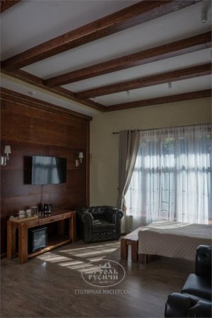 Отель Deer Farm, двухкомнатный семейный номер. Консоль и балки из массива дерева под старину производство "Артели "Русичи"