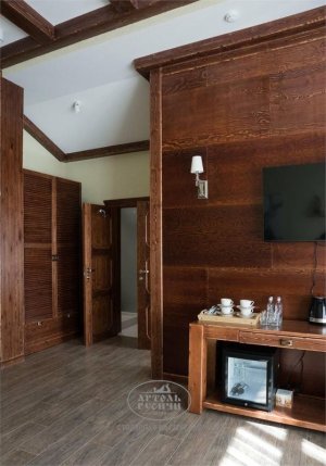 Отель Deer Farm, двухкомнатный семейный номер. Двери, платяной шкаф, консоль, балки из массива северной сосны производство "Артели "Русичи"