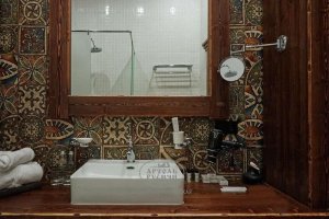 Отель Deer Farm, двухместный стандартный номер. Ванная комната. Все деревянные элементы изготовлены нашими мастерами