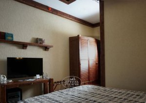 Отель Deer Farm, двухместный стандартный номер. Открытая полка, консоль и платяной шкаф из массива северной сосны производство "Артели "Русичи"