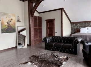 Отель Deer Farm, номер люкс. Деревянная дверь, балки, кровать и платяной шкаф производства "Артели "Русичи"