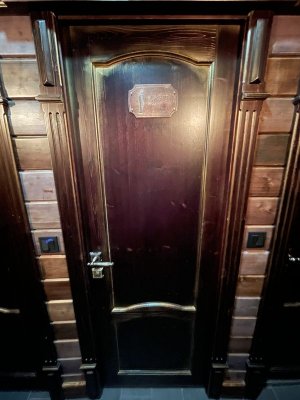 Дверь в один из санузлов с крутыми наличниками