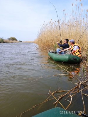 Ловим рыбу на лодке. Иван Мордовин и Роман НАумченко