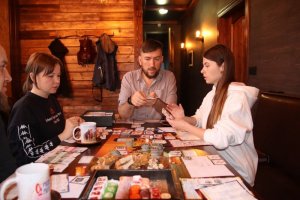 Иван Мордовин с супругой и друзьями за игрой Like Game