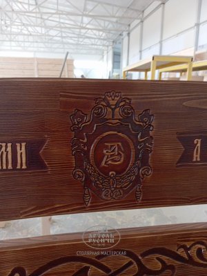 Фамильный герб заказчика на спинке скамейки из массива дерева под старину