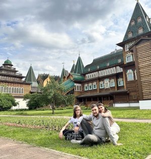 Иван Мордовин с супругой Викторией и сыном Иваном в Коломенском