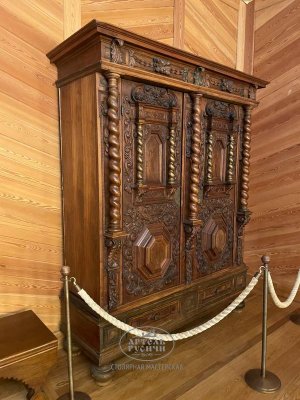 Мебель в царских палатах - шкаф с резьбой