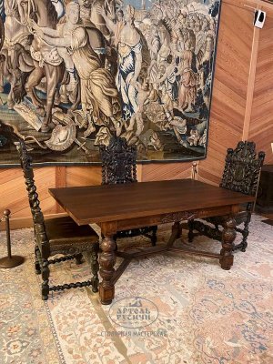 Мебель в царских палатах - резные кресла и стол