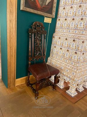 Мебель в царских палатах - кресло с ажурной резьбой