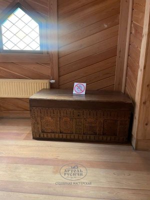 Мебель в царских палатах - добротный сундук с резьбой