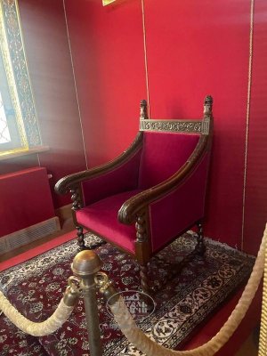 Мебель в царских палатах - мягкое кресло