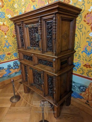 Мебель в царских палатах - шикарный шкаф