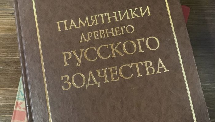 Книжная полка Артели