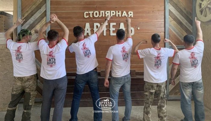 Супер команда «Артель «Русичи» в фирменных футболках