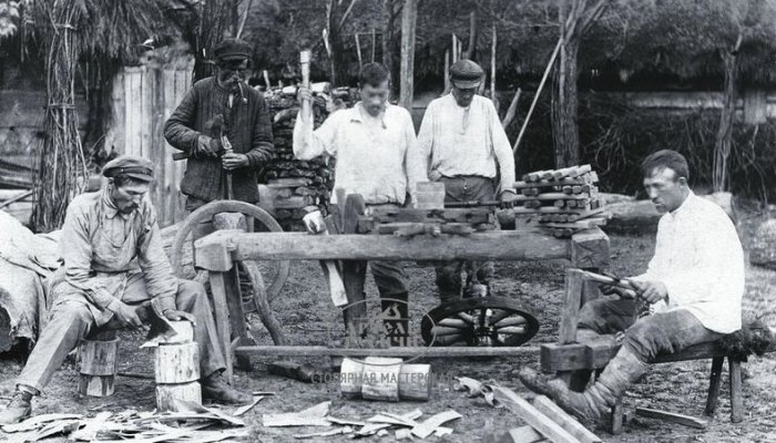 Популярные виды артелей на Руси. На фото столярная артель, бурлацкая и кустарная.