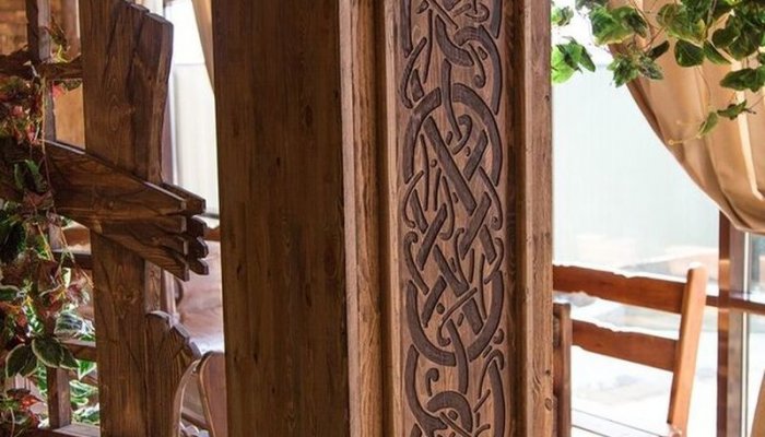 Мебель под старину, предметы декора из массива, деревянные балки в интерьере кафе