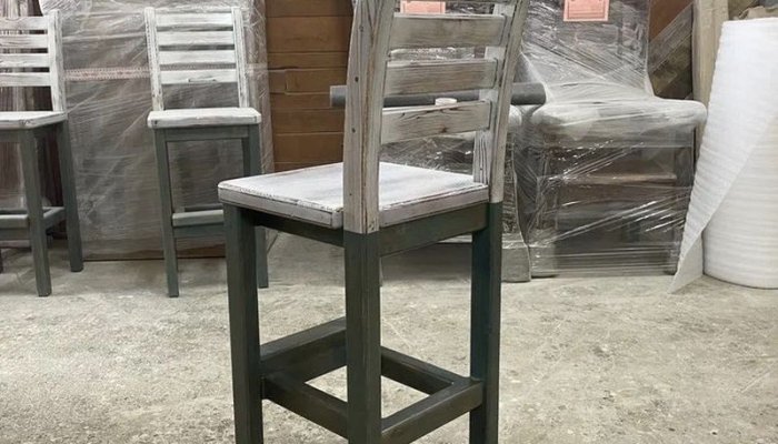 Деревянный табурет и барные стулья из массива