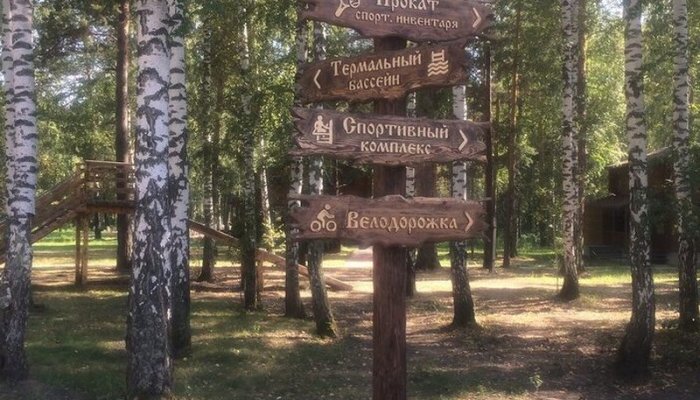 Деревянные вывески, таблички с надписью и резьбой, указатели из массива под старину