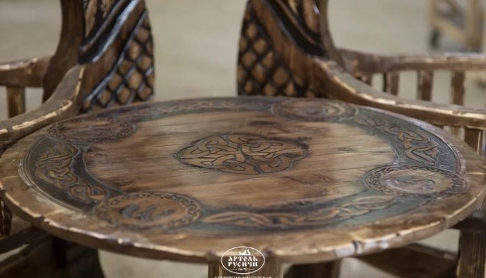 Деревянная мебель под старину с резьбой, коллекция «Драккар»