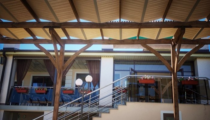 Деревянная теневая пергола в гостиничном комплексе «Золотые Пески»