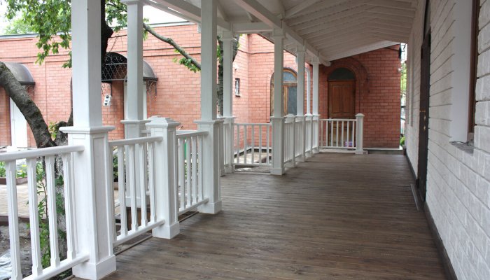 Белая терраса из массива дерева в стиле прованс 