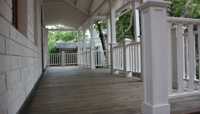 Белая терраса из массива дерева в стиле прованс 