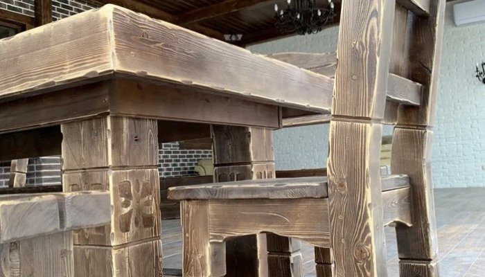 Мебель из массива дерева под старину в закрытой веранде в стиле шале