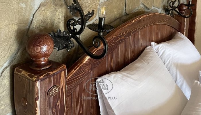 Кровать из массива северной сосны под старину