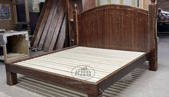 Кровать из массива северной сосны. Фото из мастерской "Артель "Русичи"