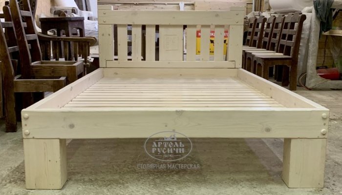 Кровать из массива северной сосны. Коллекция "Суздальская"