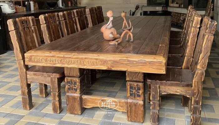 Суздальский деревянный стол, который простоял под навесом 9 лет