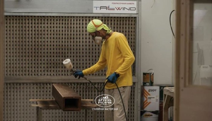 Мастер-маляр в нашей малярной камере за работой