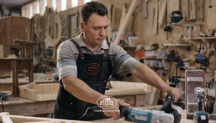 Мастер-столяр в Артели Русичи за работой