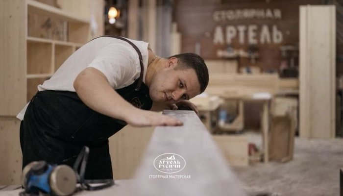 Мастер-столяр в Артели Русичи за работой