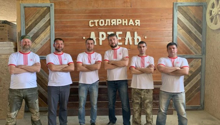 Команда «Артели «Русичи» в фирменных футболках «Быть Добру» 
