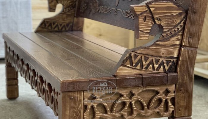 Скамейка из массива натурального дерева с резьбой