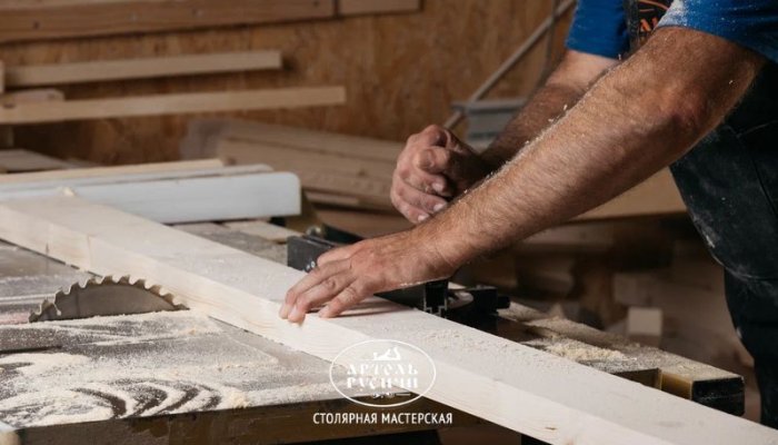 Массив северной сосны и руки мастера