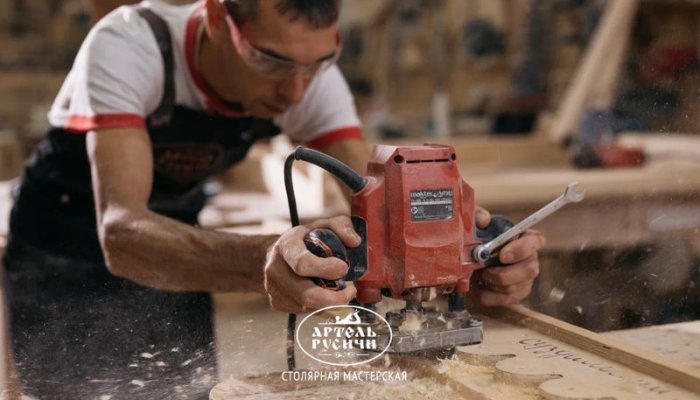 Мастер столяр за работой на нашем производстве