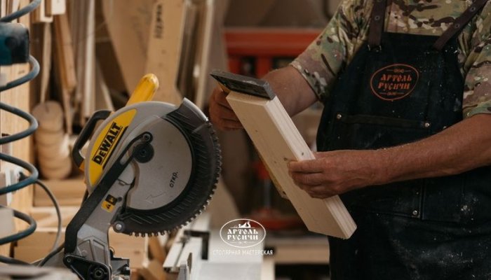 Мастер столяр за работой