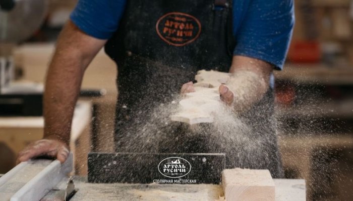 Мастер-столяр в Артели Русичи за работой