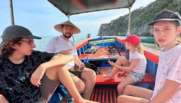 Иван Мордовин со своей супругой Викторией и детьми на зимовке в Тайланде - листайте слайдер и кликайте на фото, чтобы открыть его в полноразмерном виде.